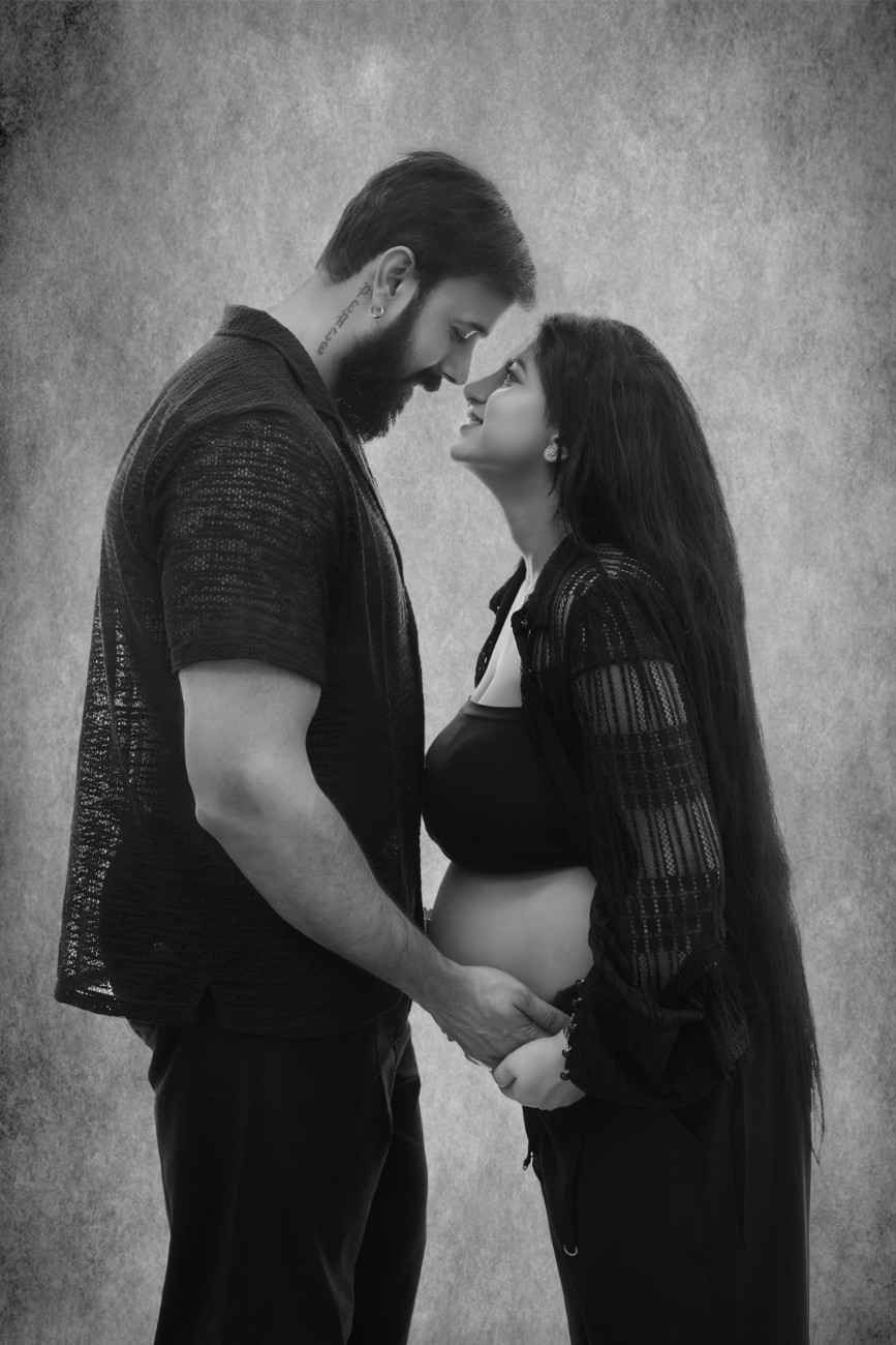 Maternity photoshoot in Ghaziabad - Maternity Portrait 9